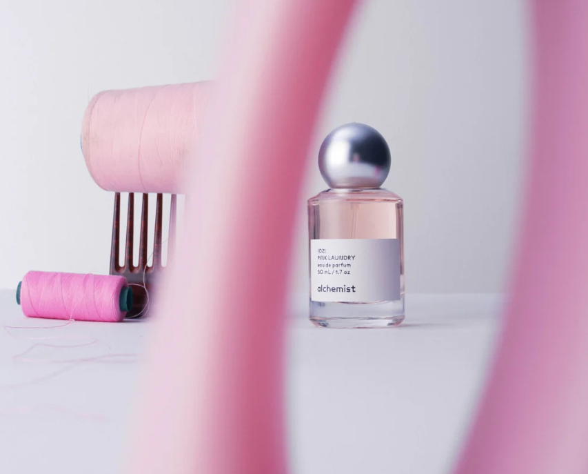 Parfum dari brand alchemist varian Pink Laundry, varian paling laris karena ngasih kesan rapi, bersih, dan elegan.