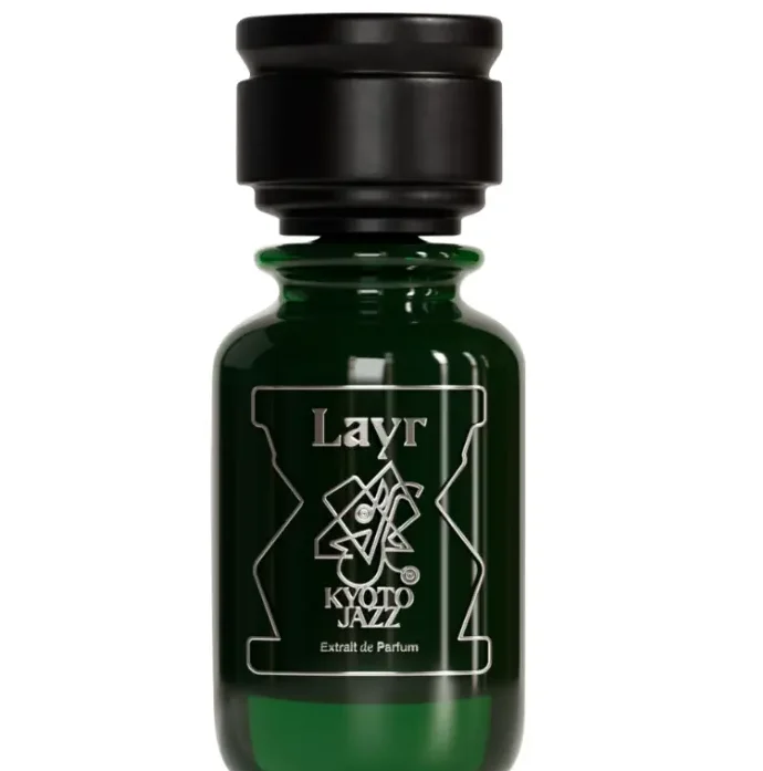 Parfum dari brand Layr, wangi dan kemasan unik, ketahanan lama, artistik.